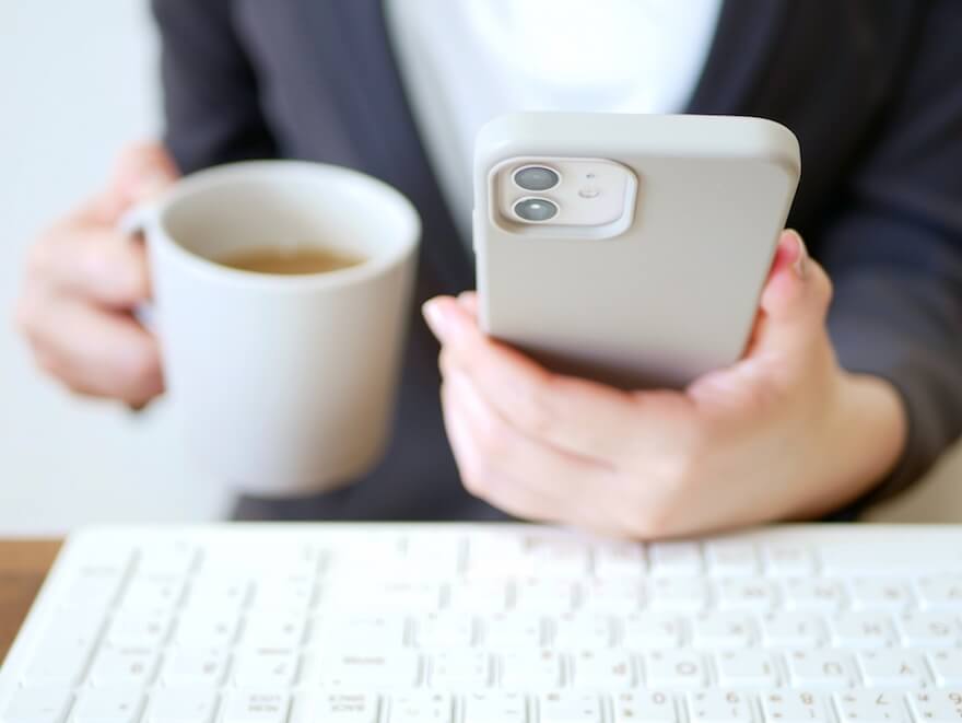 スマホを見る女性